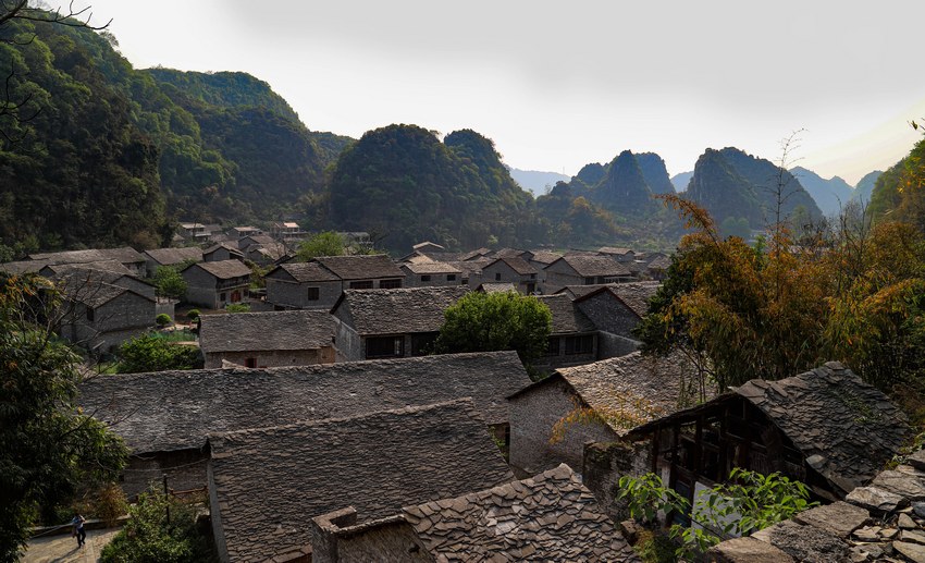 贵州高荡村:千年布依古寨换新颜 古村落吃上了"旅游饭"